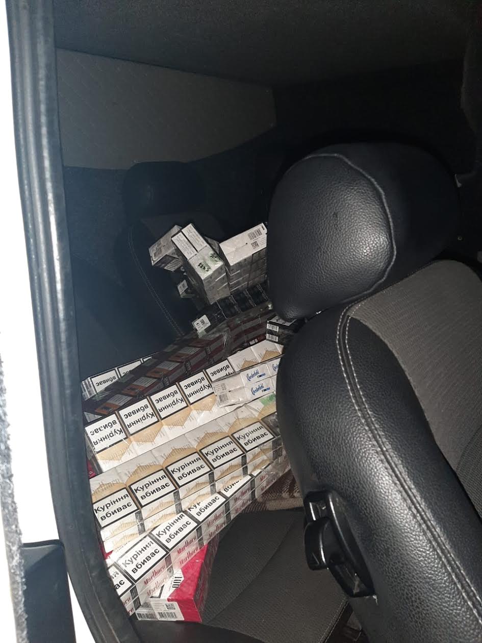 Подорож чоловіка з попутниками, що намагався провезти через кордон 714 пачок сигарет, завершилася на Закарпатті (ФОТО) 