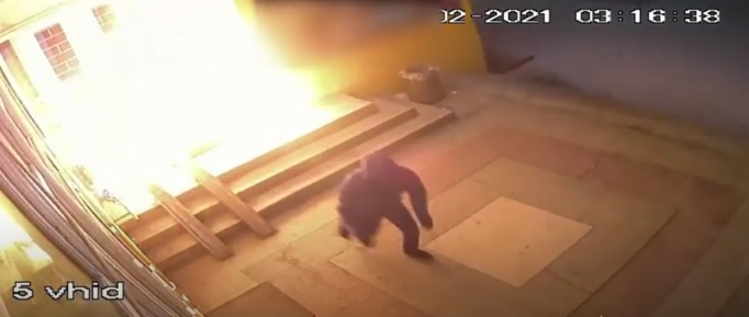 На Воловеччині затримали двох чоловіків, які підпалили мінімаркет і втекли (ВІДЕО)