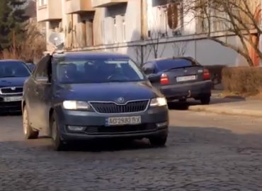 В Ужгороді через гучномовець закликають дотримуватися карантину (ВІДЕО)