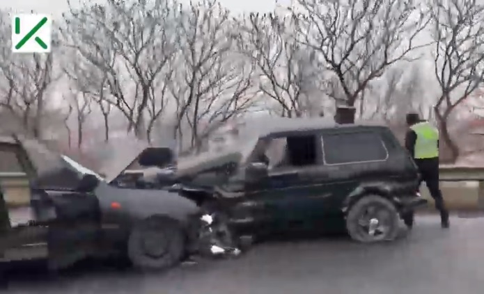 В Ужгороді на об'їзній жорстко, лоб у лоб зіткнулися два авто (ВІДЕО)