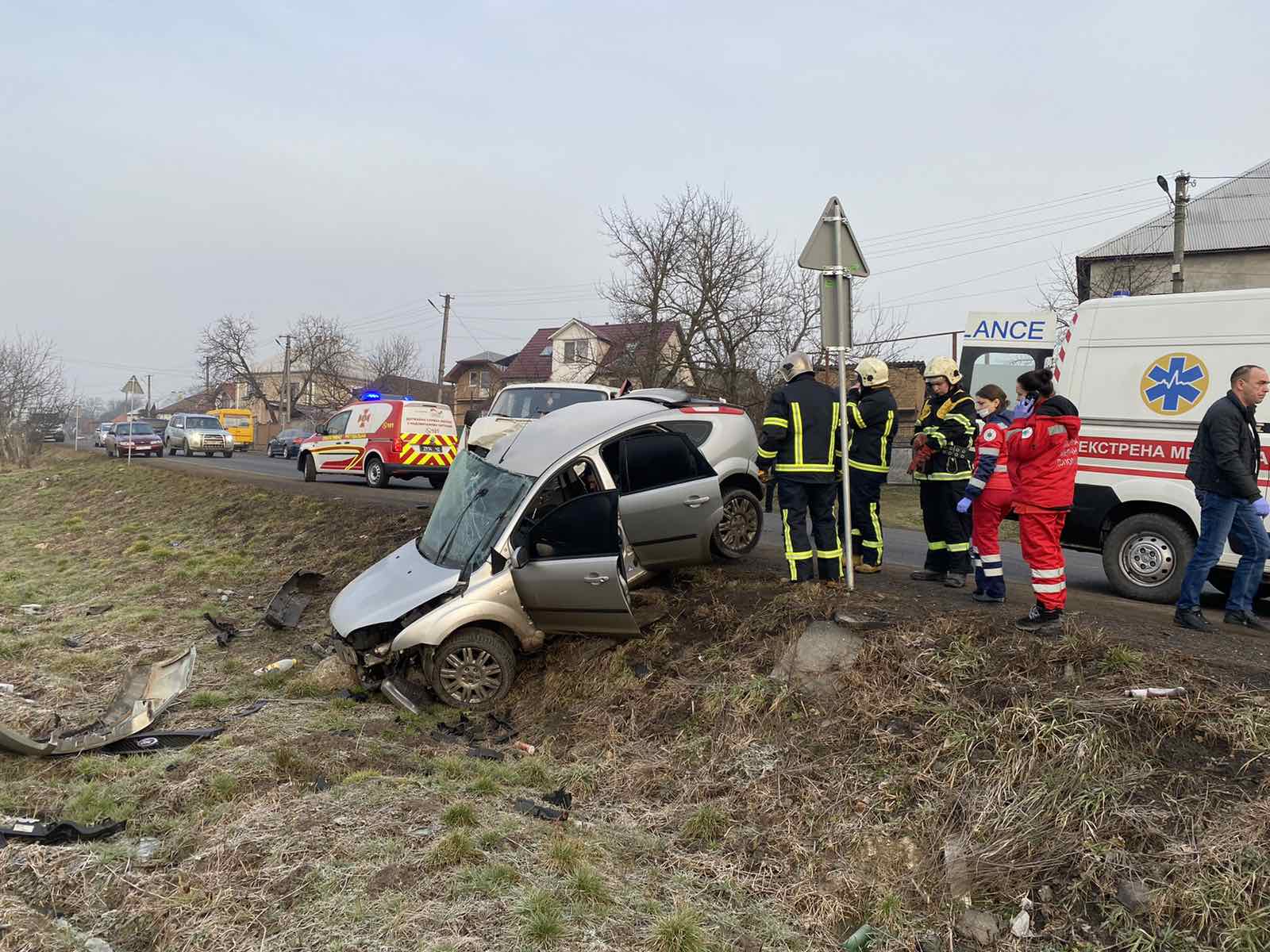 На Закарпатті, зіткнувшись на слизькій дорозі із автобусом, загинув водій "Форда" (ФОТО)