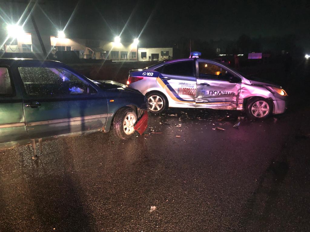 Під час слідчого експерименту в Іршаві водій VW в'їхав у поліцейське авто, травмувавши офіцерку, і намагався втекти (ФОТО)