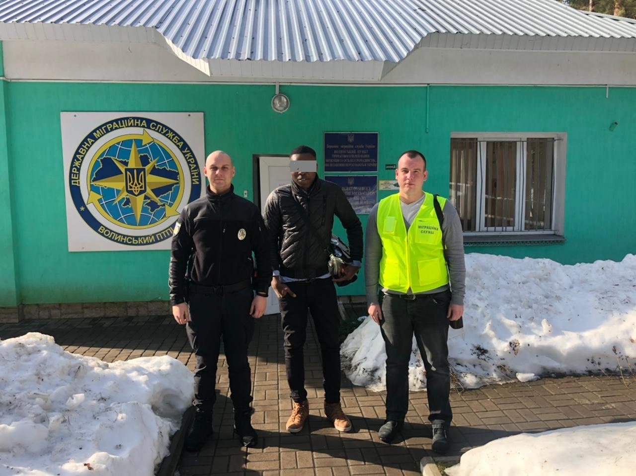 Затриманого в Ужгороді нелегала з Нігерії видворено з України з забороною в'їзду на 8 років (ФОТО)
