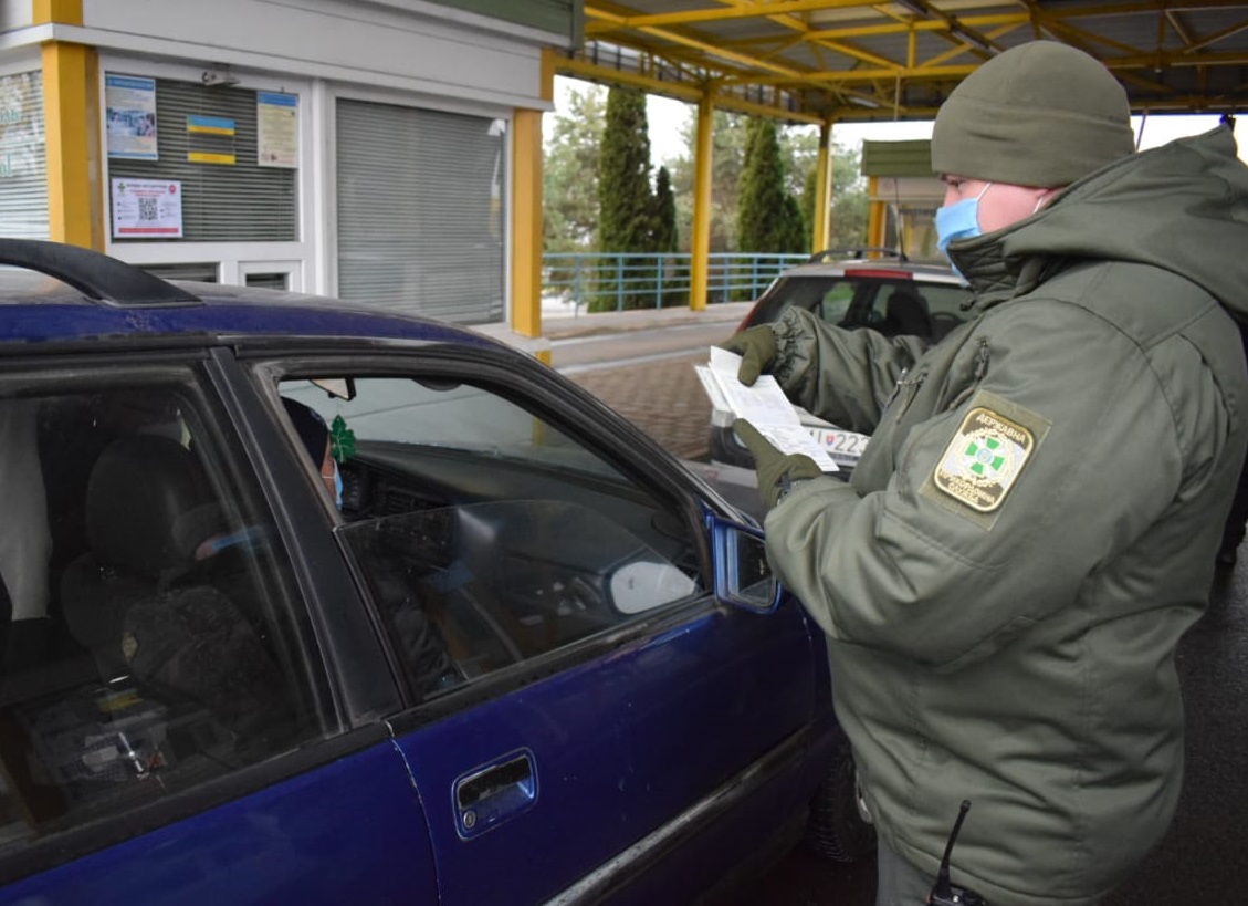 Закарпатець намагався перетнути українсько-угорський кордон за паспортом з підробленими печатками консульства України у Чехії