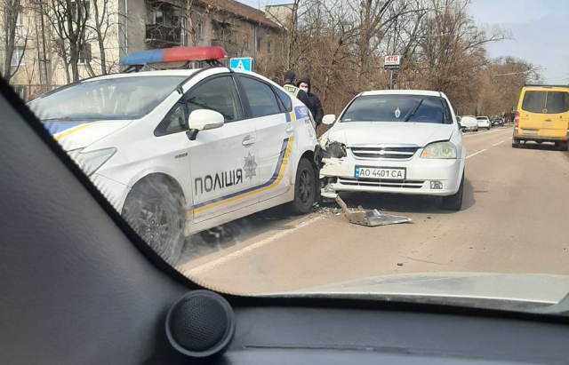 ФОТОФАКТ. У Берегові "Шевроле" врізався ззаду в авто патрульної поліції