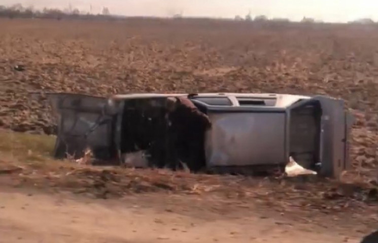 Між Мукачевом та Ракошином авто злетіло з дороги і перекинулося (ФОТО, ВІДЕО)