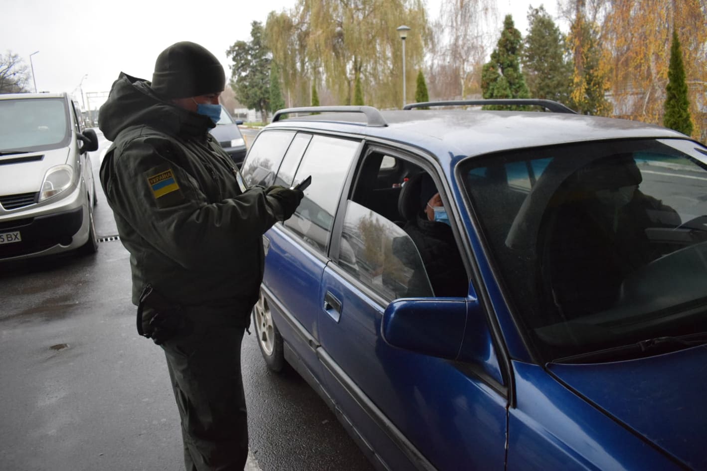 На Закарпатті два водії намагалися перетнути кордон за документами з підробками