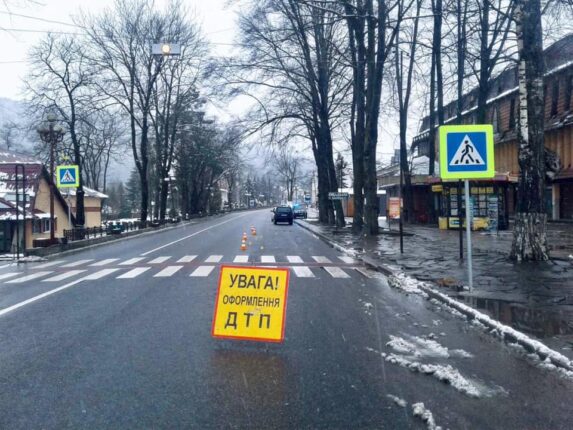 У Яремчі Jeep Cherokee наїхав на закарпатця-пішохода на "зебрі" (ФОТО)