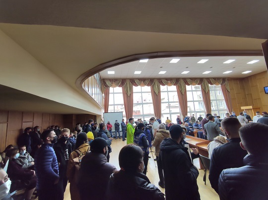 ФОТОФАКТ. Небайдужі ужгородці прийшли на сесію міськради, аби не допустити дерибану земель загального користування
