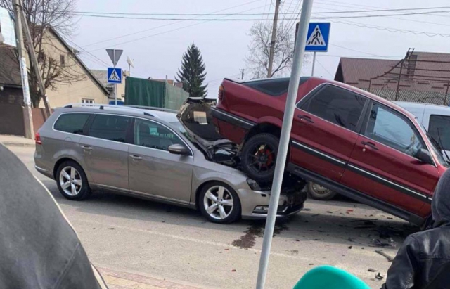 ФОТОФАКТ. У Хусті внаслідок ДТП одна з автівок "сіла" на капот іншій