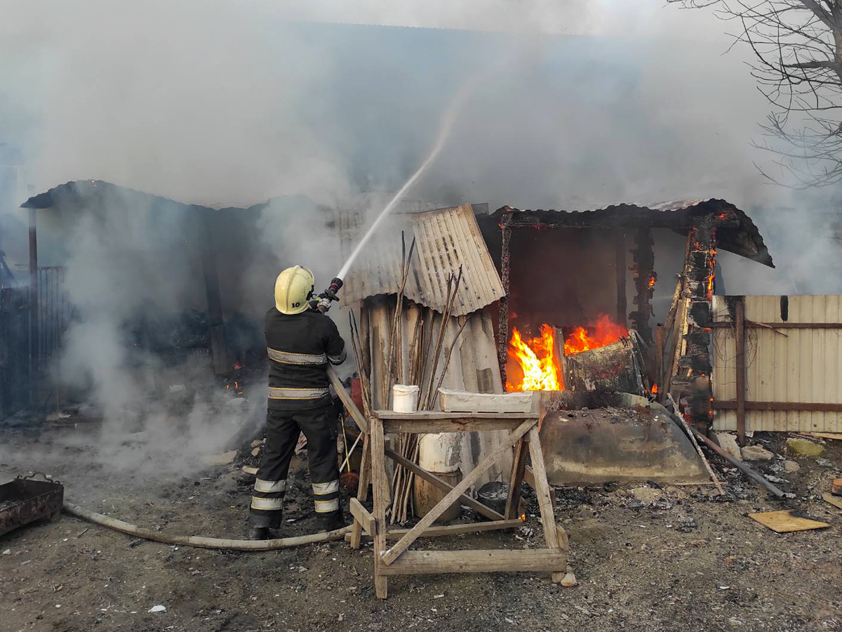 На Хустщині, намагаючись самостійно загасити пожежу в прибудові, жінка отримали опіки рук (ФОТО)