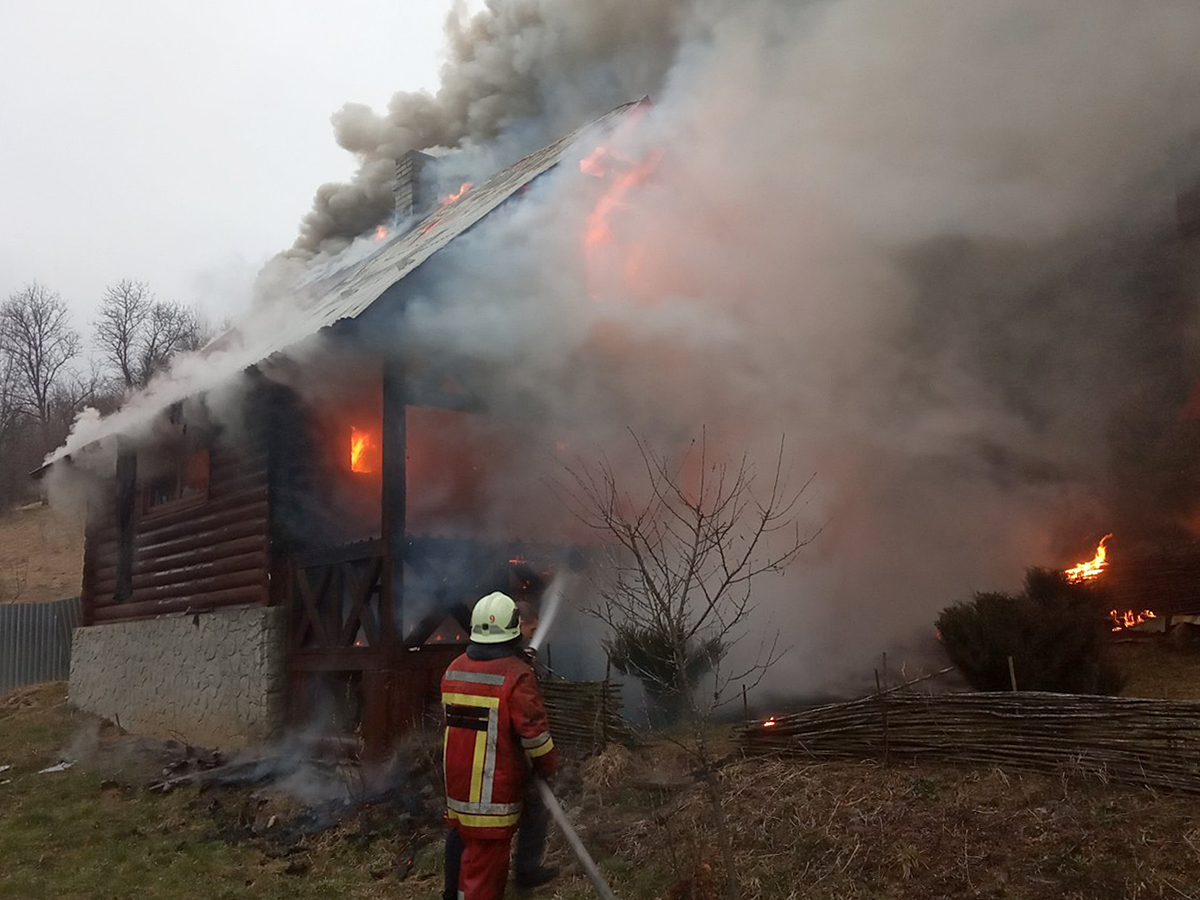 У Свалявській територіальній громаді горіла приватна лазня (ФОТО)