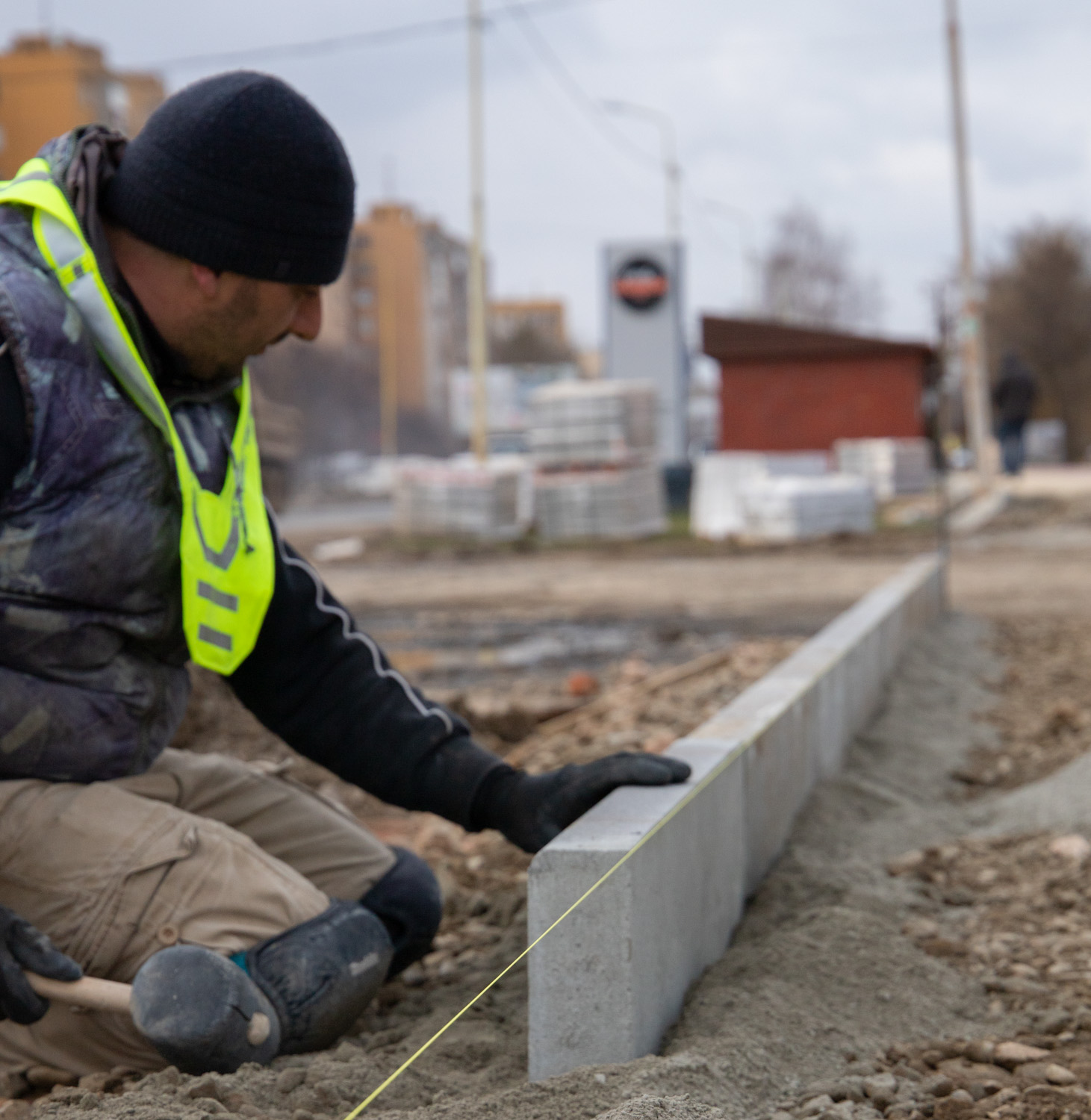 В Ужгороді оновлюють транспортне коло біля "Токіо" (ФОТО)