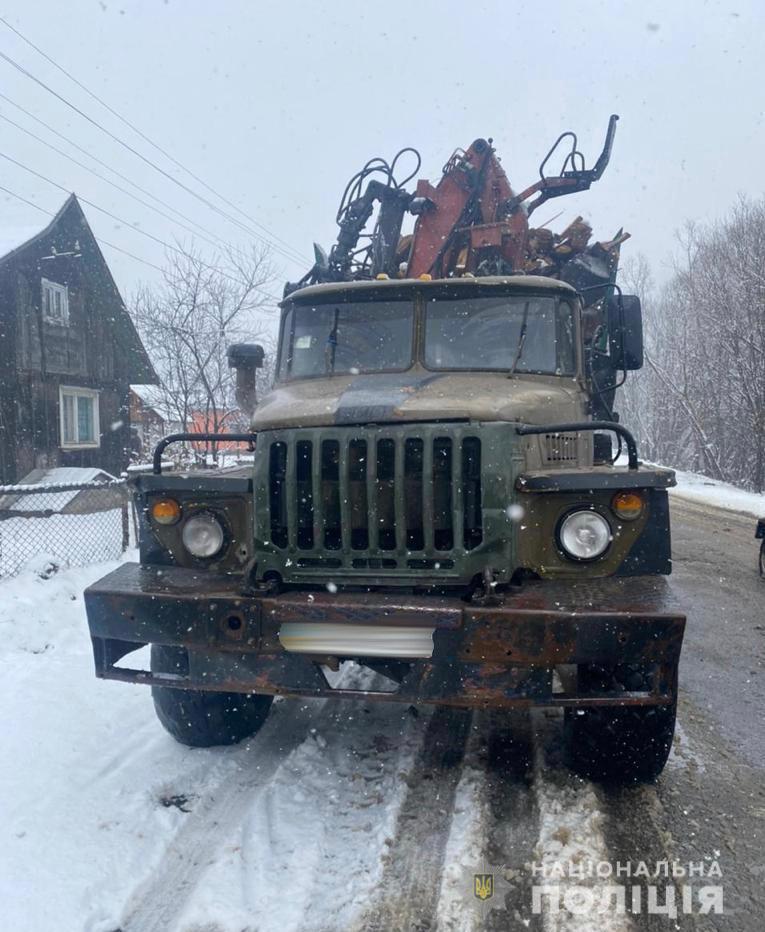 На Тячівщині затримали лісовоз із деревиною сумнівного походження (ФОТО)