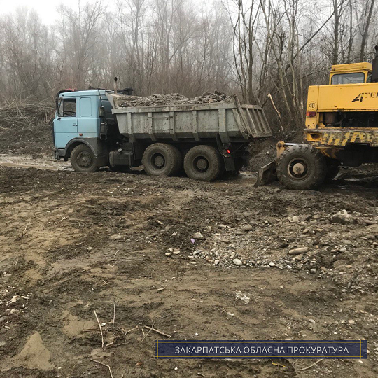 Підприємця з Тячева судитимуть за незаконний видобуток піщано-гравійної суміші зі збитками у майже 270 тис грн (ФОТО)