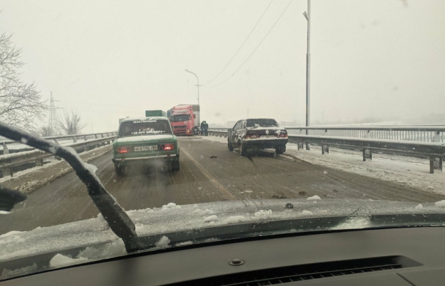 У Мукачеві вантажівка потрапила в ДТП на мосту, а на Берегівщині авто злетіло у кювет (ФОТО)