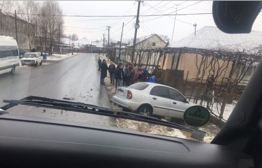 ФОТОФАКТ. На Виноградівщині авто з'їхало у кювет