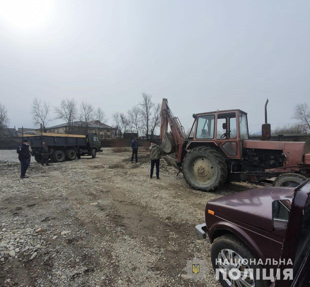 На Рахівщині викрили чоловіка, що незаконно видобував з Шопурки гравій (ФОТО)