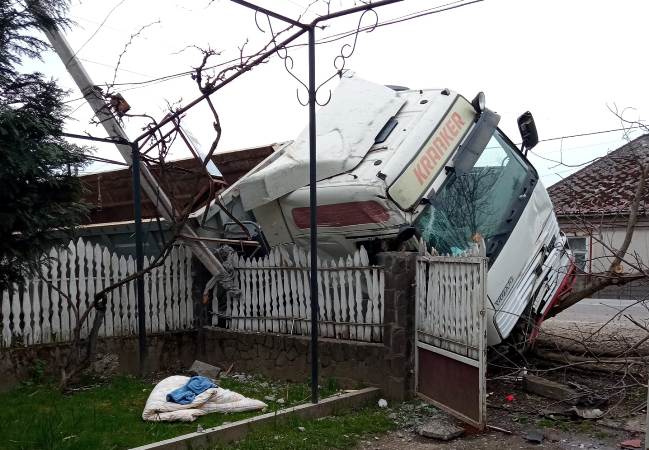 У Підвиноградові на Берегівщині вантажівка перекинулася в кювет і на електроопору (ФОТО, ВІДЕО)