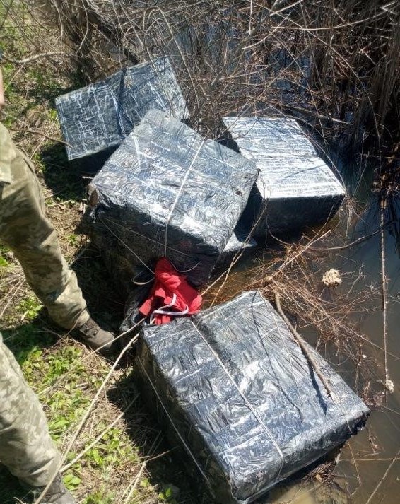 На Закарпатті двоє контрабандистів планували водою переправити до Угорщини 15 ящиків сигарет (ФОТО) 