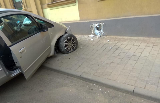 В Ужгороді Mitsubishi врізався у будинок (ФОТО)