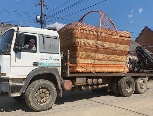 ФОТОФАКТ. В Ізі на закарпатській Хустщині сплели велетенський кошик