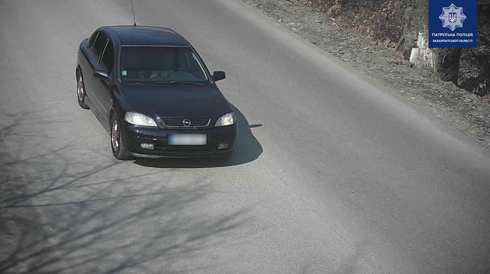 У Мукачеві чоловік під наркотиками та без документів замінив за кермом дівчину, що скоїла ДТП і втекла (ФОТО)