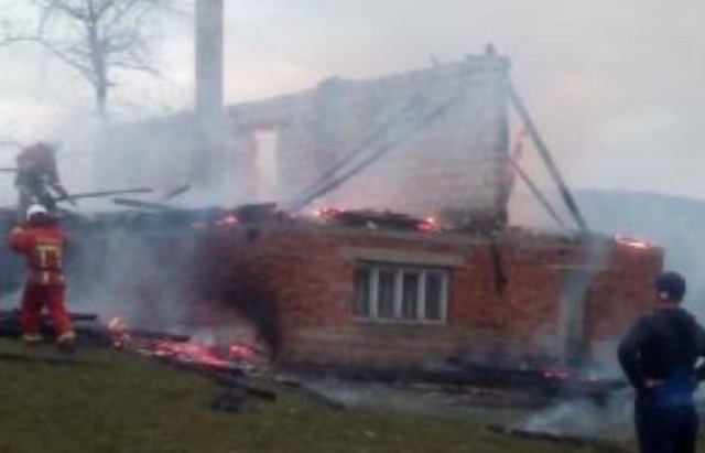 У Білках на Хустщині у четвер надвечір згорів будинок (ФОТО)