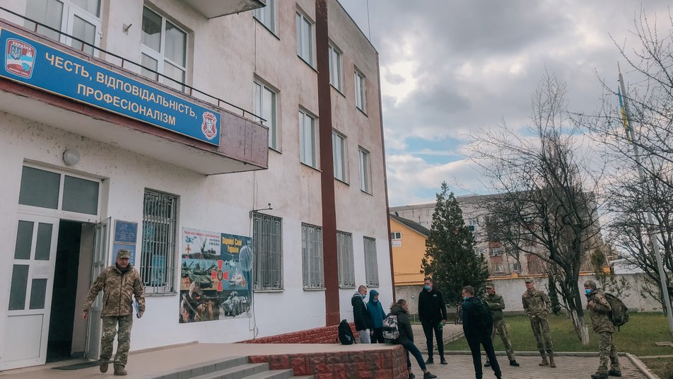 Перед проходженням медогляду в закарпатському військкоматі призовники здали тест на COVID-19 (ФОТО, ВІДЕО)