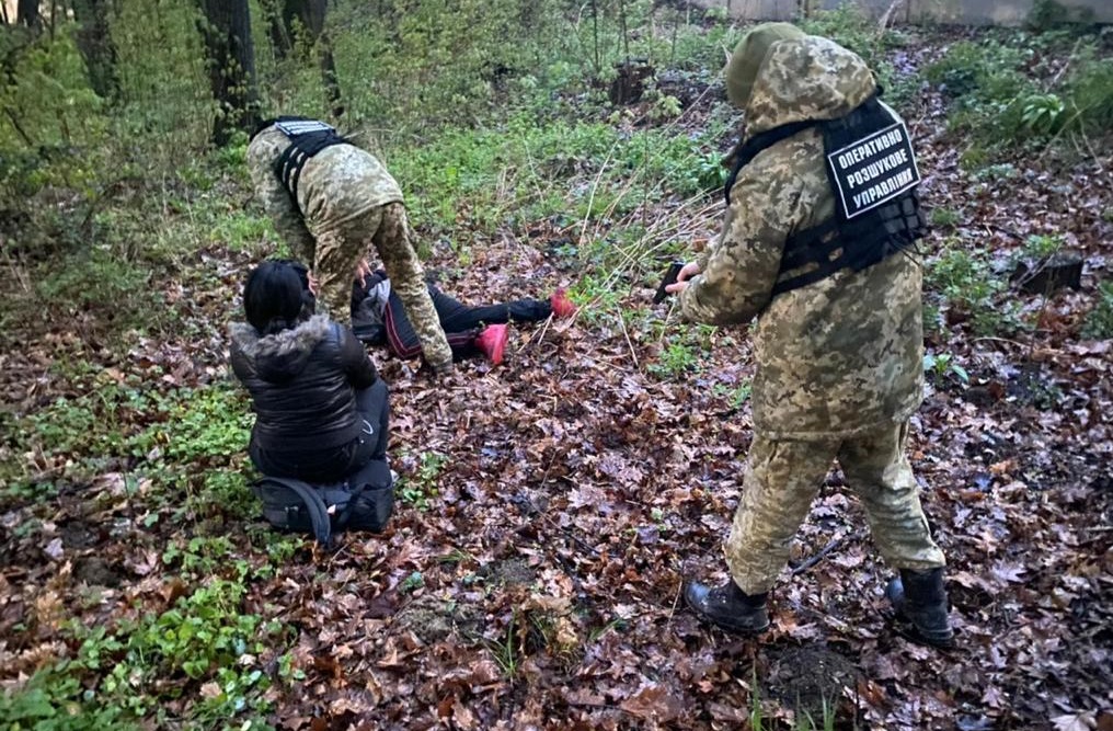 Під Ужгородом затримали трьох нелегалів із Домініканської Республіки, один із яких намагався втекти (ФОТО)