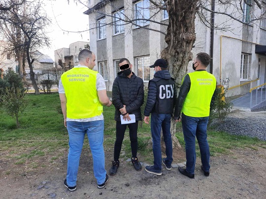 Затриманого в Ужгороді колишнього студента Ізраїлю без посвідки, якого 5 разів ловили нетверезим за кермом, видворено з України (ФОТО)