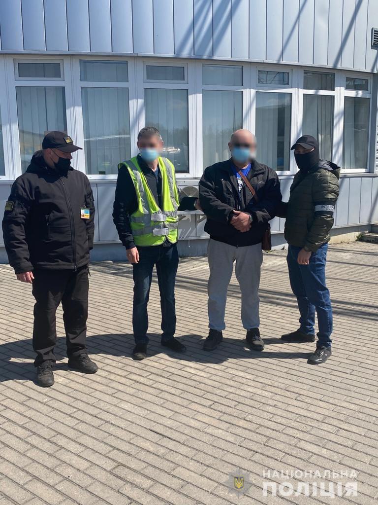 На кордоні на Закарпатті затримали іноземця, що перебував у міжнародному розшуку (ФОТО)