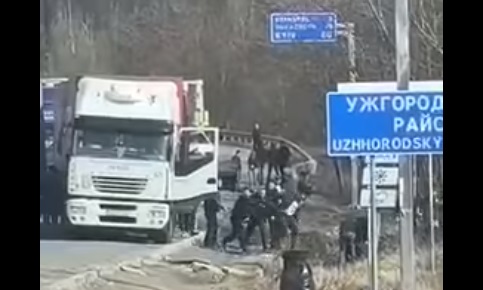 Під Ужгородом "далекобійники" влаштували масову бійку (ВІДЕО)