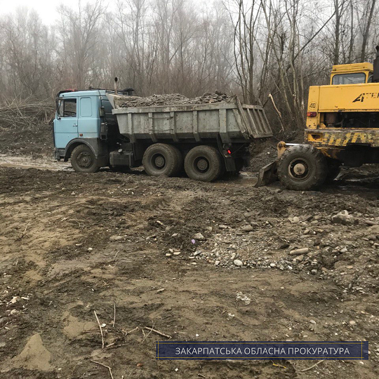 На Тячівщині за незаконний видобуток піщано-гравійної суміші на майже 7,3 млн грн судитимуть підприємця 