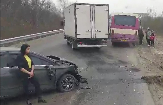 На Тячівщині зіткнулися пасажирський автобус та легковик (ФОТО, ВІДЕО)