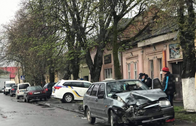 ФОТОФАКТ. У Берегові позашляховик, виїхавши на зустрічну, зіткнувся з ВАЗом 