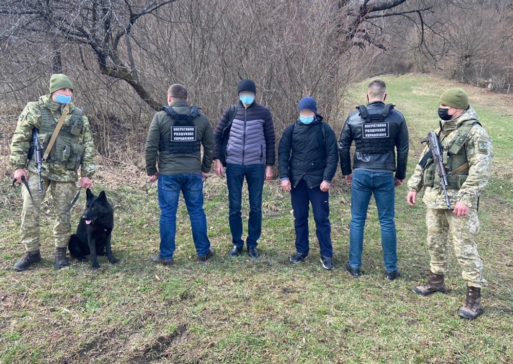 Двох узбеків, що намагалися нелегально перетнути кордон, затримали на Закарпатті (ФОТО)