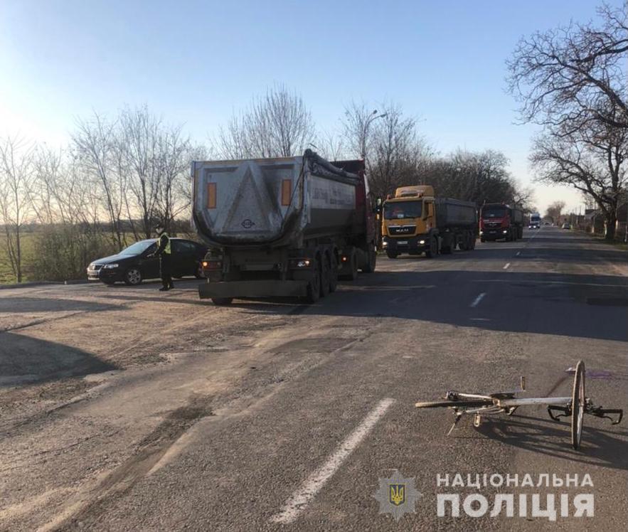 На Берегівщині водій вантажівки наїхав на 15-річного велосипедиста, що переїжджав дорогу. Хлопець – у реанімації (ФОТО)