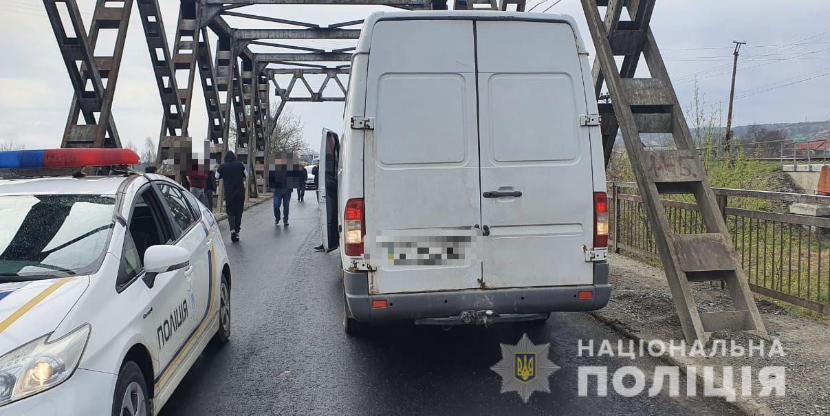 На Тячівщині на мосту загинув велосипедист, що впав під авто, намагаючись сісти на велосипед (ФОТО)