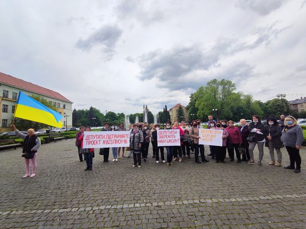 Депутати Закарпатської облради провалили голосування по Великоберезнянській школі-інтернату, колектив вимагає Петрова (ФОТО, ВІДЕО)