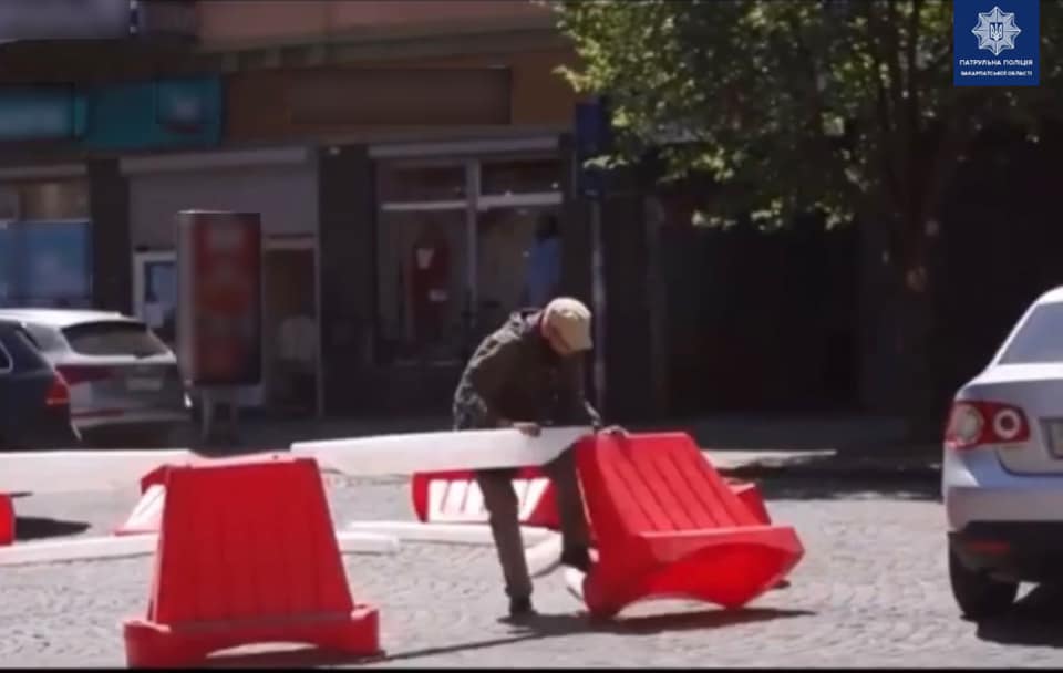 В Ужгороді затримали двох чоловіків, що серед білого дня кричали, чіплялися до людей і розкидували конуси та сміття (ФОТО)