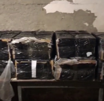 Контрабандисти на Закарпатті заховали сигарети на обійсті жительки прикордонної хати (ВІДЕО)