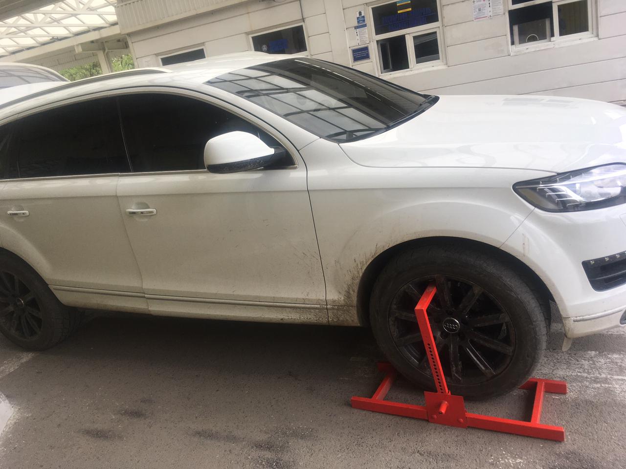 Автомобіль, розшукуваний Інтерполом, затримали на кордоні на Закарпатті (ФОТО) 