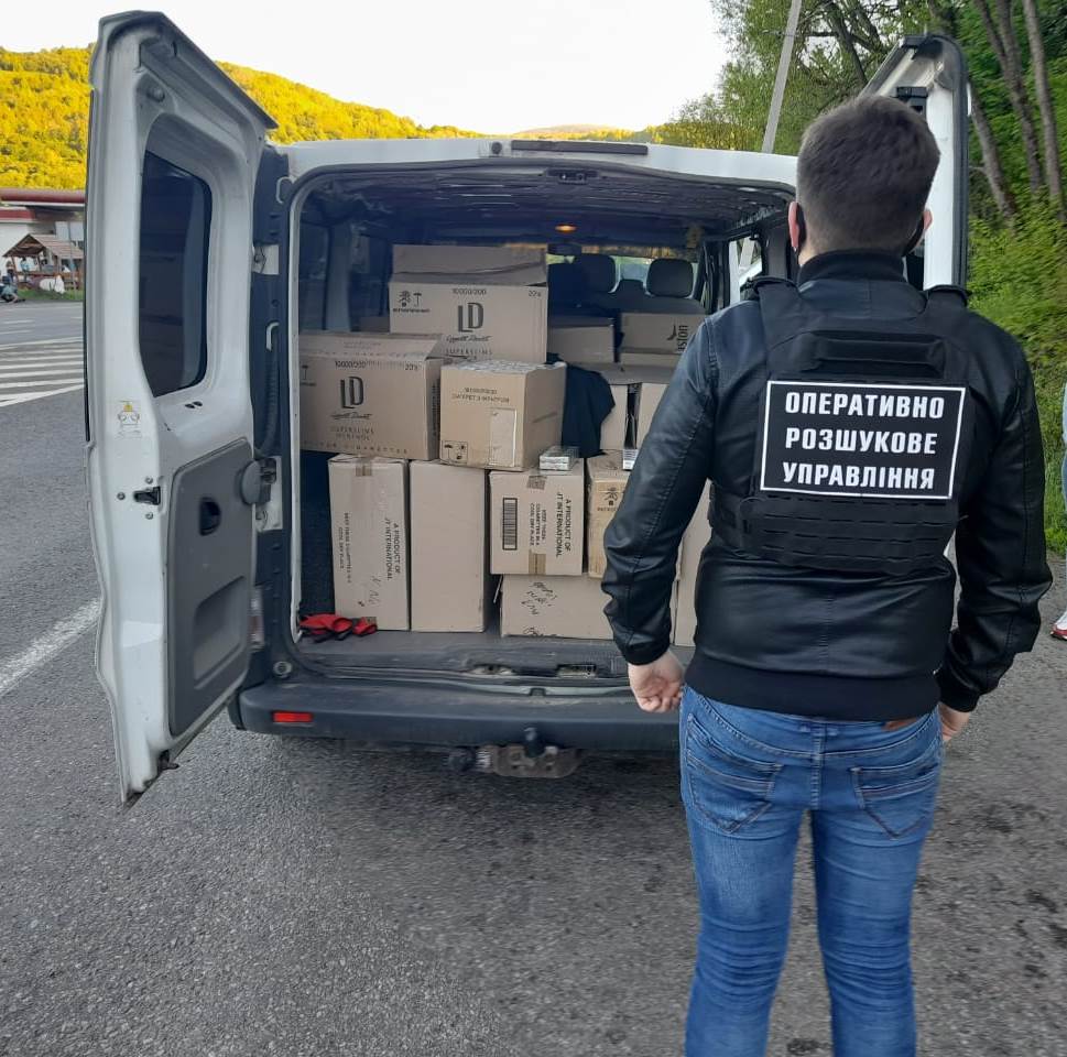 На Закарпатті зупинили мікроавтобус, вщерть забитий ящиками с сигаретами (ФОТО)