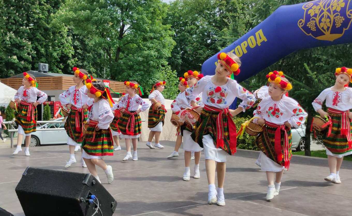 В Ужгороді до Дня захисту дітей відбулося понад 70 виступів юних ужгородців (ФОТО)