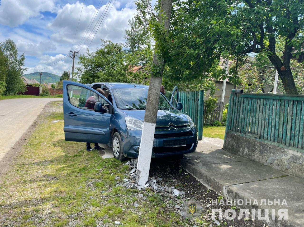 На Берегівщині водійка Citroen-у наїхала на 6-річну дівчинку, що раптово виїхала на дорогу на самокаті (ФОТО)