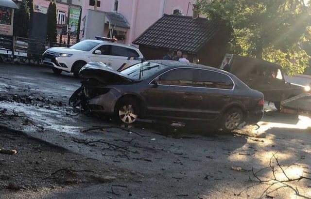 У центрі Іршави авто на великій швидкості влетіло парковку (ФОТО, ВІДЕО)