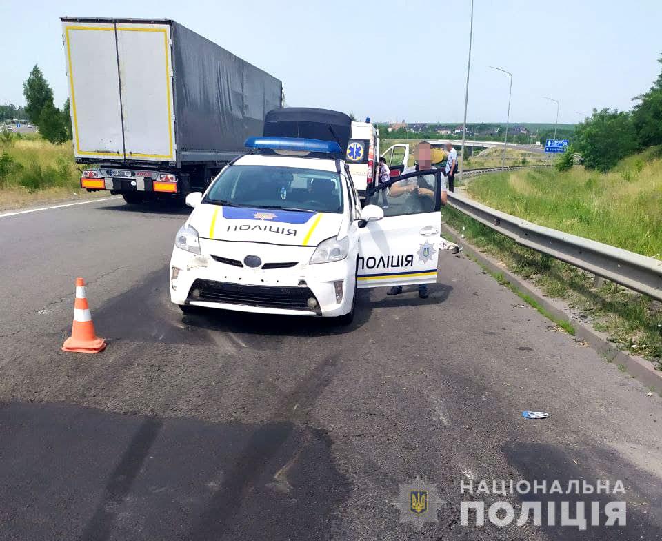 Поліцейські із Закарпаття на Рівненщині на службовому авто смертельно травмували пішохода (ФОТО)