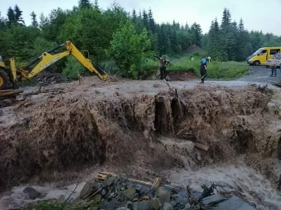 На Рахівщині злива підмила лісову дорогу і заблокувала туристів (ФОТО)