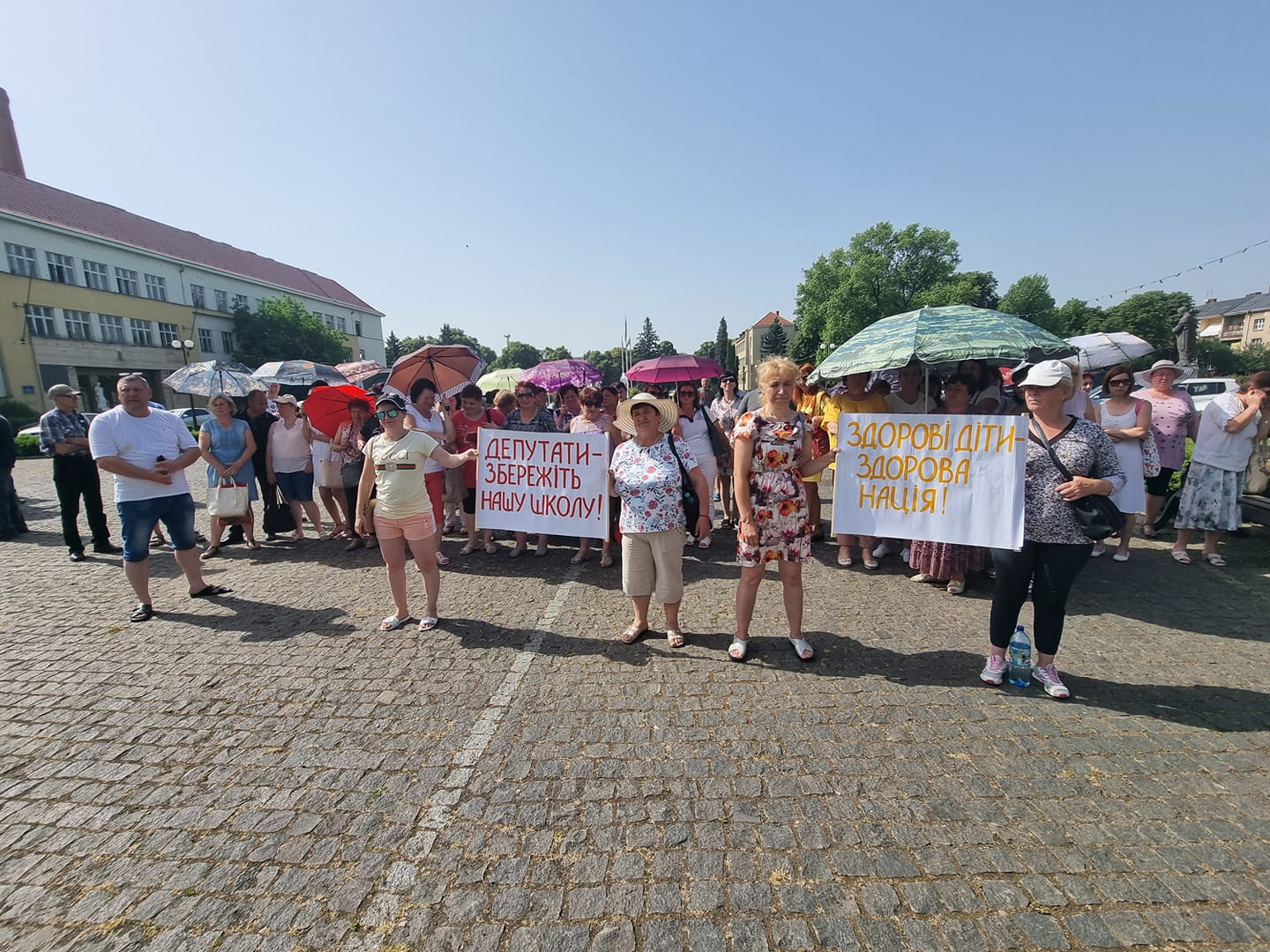 ФОТОФАКТ. Колектив санаторної школи-інтернату у Великому Березному вийшов на мітинг під облраду